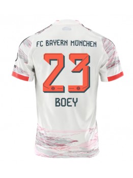 Billige Bayern Munich Sacha Boey #23 Bortedrakt 2025-26 Kortermet